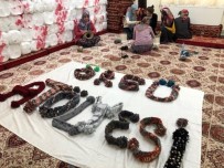 KIZ ÖĞRENCİLER - Yurtta Kalan Liseliler Kar Tatilinde Minik Öğrenciler İçin Atkı Ördü