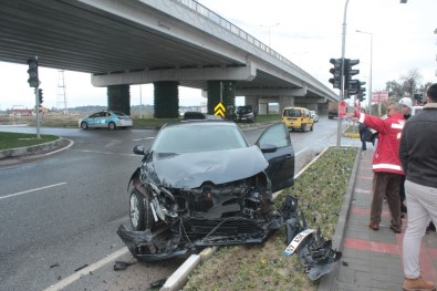 Araçların Hurdaya Döndüğü Kazayı Yara Almadan Atlattılar