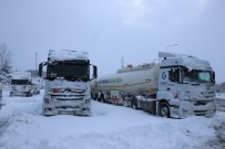 KAR KALINLIĞI - Bolu Dağı 15 Saattir Ağır Araçlara Kapalı