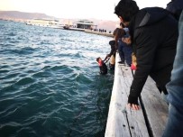 VAPUR İSKELESİ - Denize Düşen Şahsı Polis Kurtardı