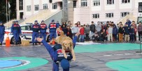 GÜVENLİ OKUL - Jandarmanın Eğitimli Köpeklerinden Nefes Kesen Gösteri