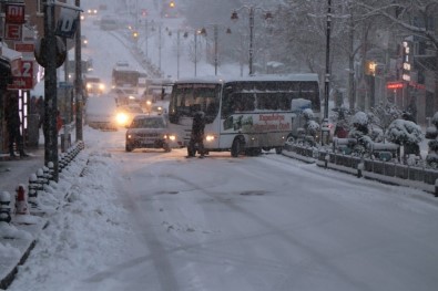 Nevşehir'de Yoğun Kar Yağışı Başladı