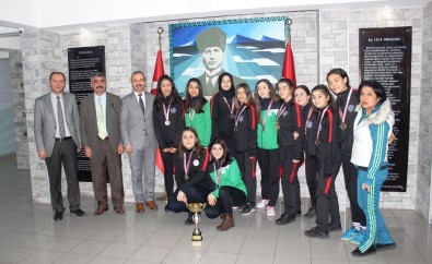 Oktay Olcay Yurtbay Lisesi Kız Voleybol Takımı İl Birincisi Oldu