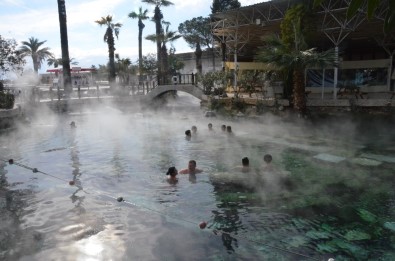 Pamukkale'de Kar Altında Antik Havuz Keyfi