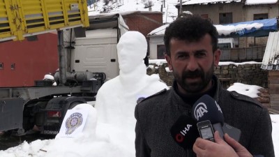 Şehit Fethi Sekin'in Kardan Heykelini Yaptı