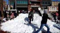 KARTOPU SAVAŞI - Turgutlu'da Çocuklar Taşıma Kar Üzerinde Eğlendi