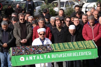 Yönetmen Orçun Benli'nin Trafik Kazasında Ölen Annesi Defnedildi