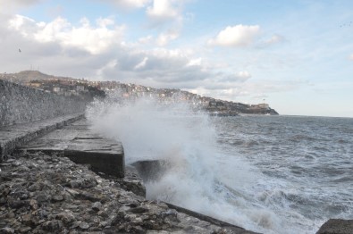 Zonguldak'ta Dev Dalgalar 7 Metrelik İstinat Duvarını Aştı