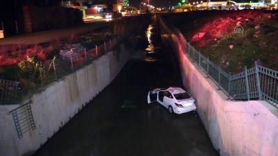 Adana'da Otomobil Atık Su Kanalına Devrildi