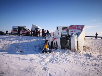 Aksaray'da Buzlanma Sebebiyle 4 Otomobil, 1 Tır Kaza Yaptı
