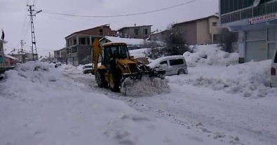 Çelikhan'da Kar Yağışı Devam Ediyor