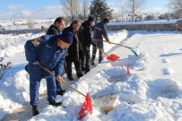 İBRAHİM KURT - Dumlupınar Şehitliği'nde Kar Temizliği