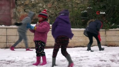 Filistinli Çocukların Kar Sevinci