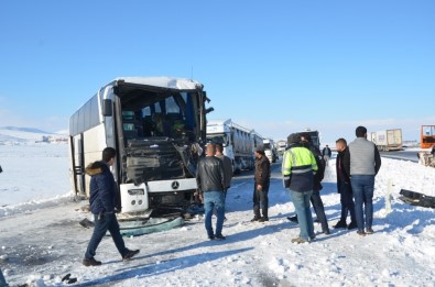 Konya'da İşçi Otobüsü Tıra Çarptı Açıklaması 5 Yaralı