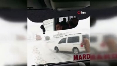 Mardin'de Kar Yağışı Nedeniyle Araçlar Mahsur Kaldı