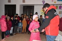 YETİM ÇOCUK - Suriyeli Yetimlere Mont Ve Çizme Yardımı