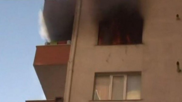 Beylikdüzü'nde 11 katlı binada yangın paniği