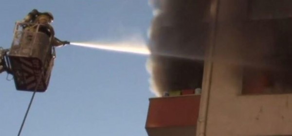 Beylikdüzü'nde 11 katlı binada yangın paniği