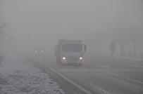 Afyonkarahisar'da Yoğun Sis Araç Trafiği Olumsuz Etkiledi