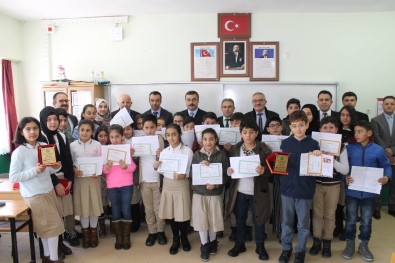 Akdağmadeni'nde Öğrenciler Karne Heyecanı Yaşadı