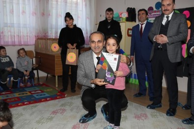 Arnavutköy'de Karnesini Getiren İlkokul Öğrencilerine Hikaye Seti Hediye