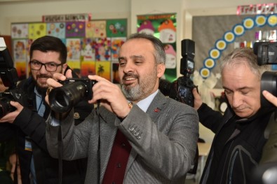 Başkan Karne Dağıttı, Fotoğraf Çekti