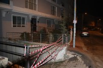 FAHRİ KORUTÜRK - Başkent'te İstinat Duvarı Çöktü Açıklaması İki Bina Boşaltıldı