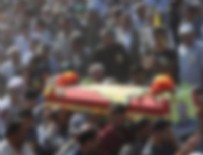 Teröristin cenazesine katıldı, görevden alındı