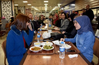Çiğdem Karaaslan Ve Rektör Bilgiç Öğrenci Sofrasında
