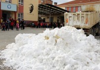 FIKRET DAYıOĞLU - Çocuklara Kamyonlarla Kar Getirip Karne Verdiler