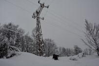 KAR KALINLIĞI - Elektrik Hizmeti Sunmak İçin Kar Ve Fırtına İle Mücadele Ediyorlar