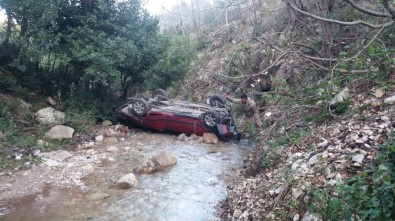 Hatay'da Otomobil Dereye Uçtu Açıklaması 4 Yaralı