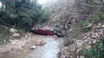 YEDITEPE - Hatay'da Otomobil Dereye Uçtu Açıklaması 4 Yaralı