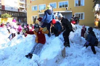 Karne Hediyesi Kar Olunca Esaret Eğlenceye Dönüştü
