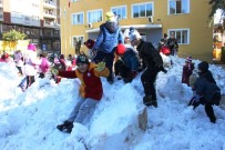 KARDAN ADAM - Karne Hediyesi Kar Olunca Esaret Eğlenceye Dönüştü