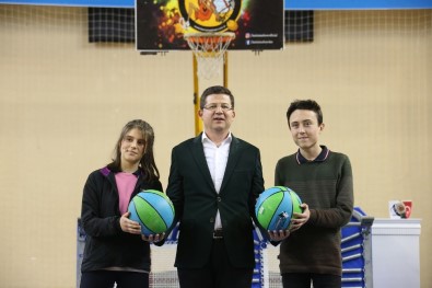 Merkezefendi'de 8. Sınıf Çocuklarına 5 Bin Basketbol Topu Dağıtıldı