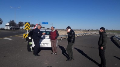 Şanlıurfa'da Otomobil Bariyerlere Çarptı Açıklaması 4 Yaralı