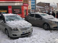 KAR KALINLIĞI - Sarıkamış'ta Çatıdan Düşen Kar Kütlesi Araçlara Zarar Verdi