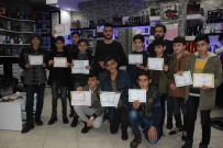 BAYHAN - Takdir Ve Teşekkür Belgesi Alan Öğrencilere Bedava Tıraş