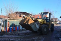 Torbalı'da Çamur Deryasına Dönen Mahalleler Temizleniyor