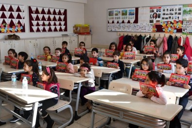Tunceli'de Karne Alan Öğrencilere 'Sıfır Atık, Sıfır Kayıp' Kitapçığı