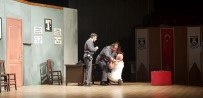 TARIK PABUÇÇUOĞLU - Belediye Şehir Tiyatrosu 'Nafile Dünyası' İle Kapalı Gişe Oynadı