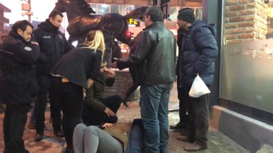 Kars'ta Buz Tutan Kaldırımda Kayarak Düşen Kadın Hastanelik Oldu