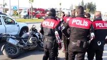 Otomobil İle Polis Motosikleti Çarpıştı