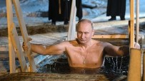 KREMLİN SARAYI - Vladimir Putin Buz Gibi Suya Girdi