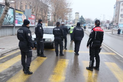 Aksaray'da Polis Okul Bölgelerinde Denetimlerini Sıklaştırdı