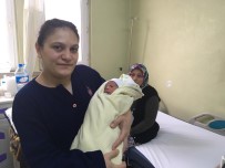 BİLECİK DEVLET HASTANESİ - Bilecik'te Yılın İlk Bebeği Dünyaya Geldi