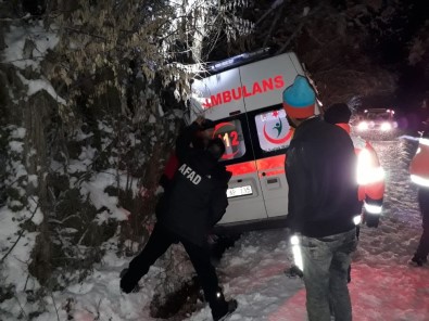 Hasta Taşıyan Ambulans Kara Saplandı, Ekipler Kurtardı