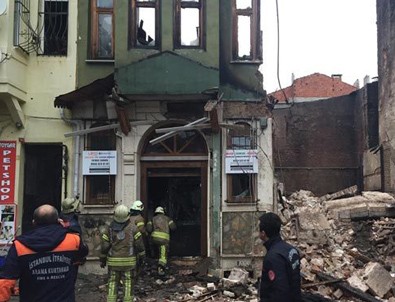 İstanbul Yedikule'de 3 katlı bina çöktü
