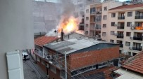 İTFAİYE ARACI - İzmir'de Ev Yangını Mahalleliyi Sokağa Döktü